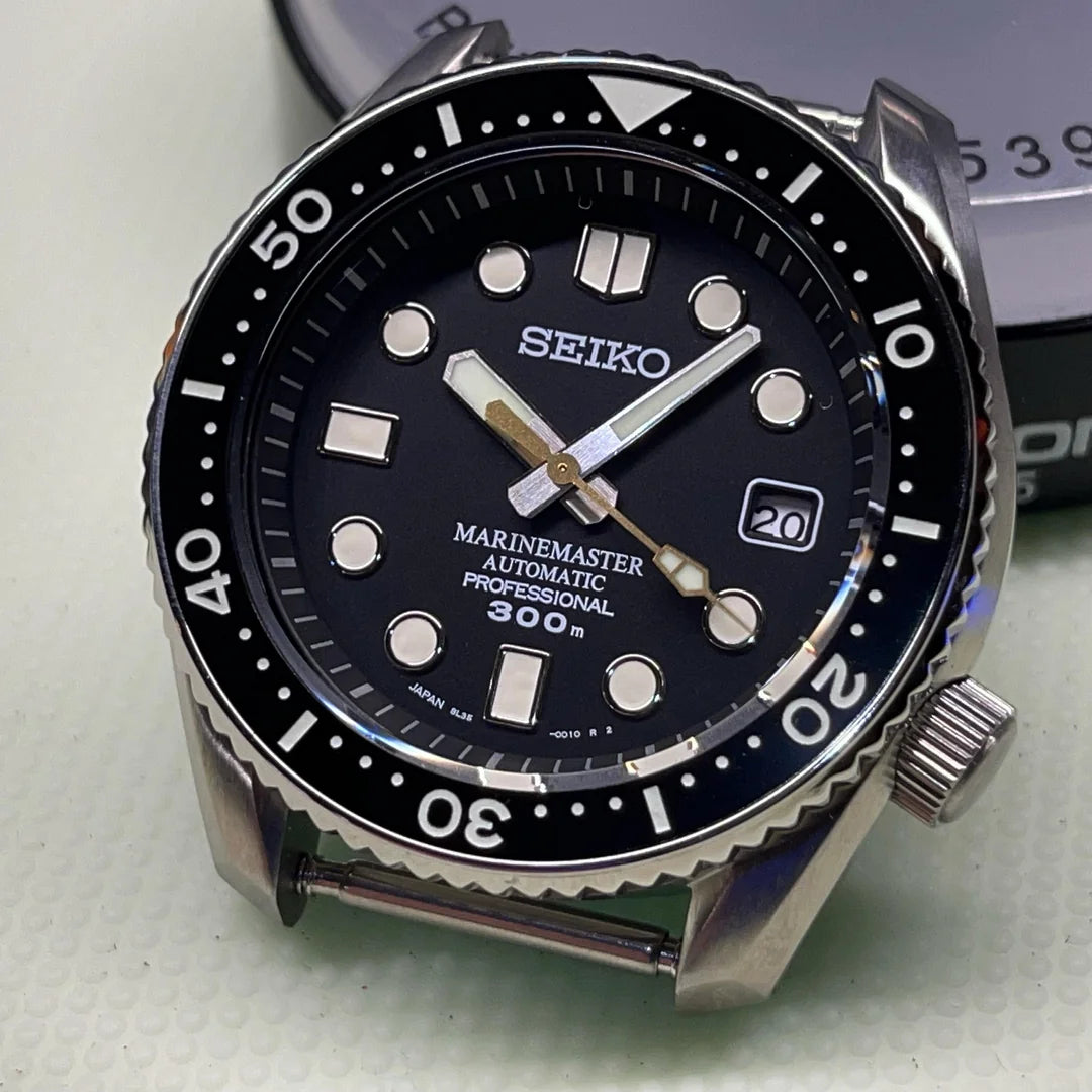 Marine top master hands